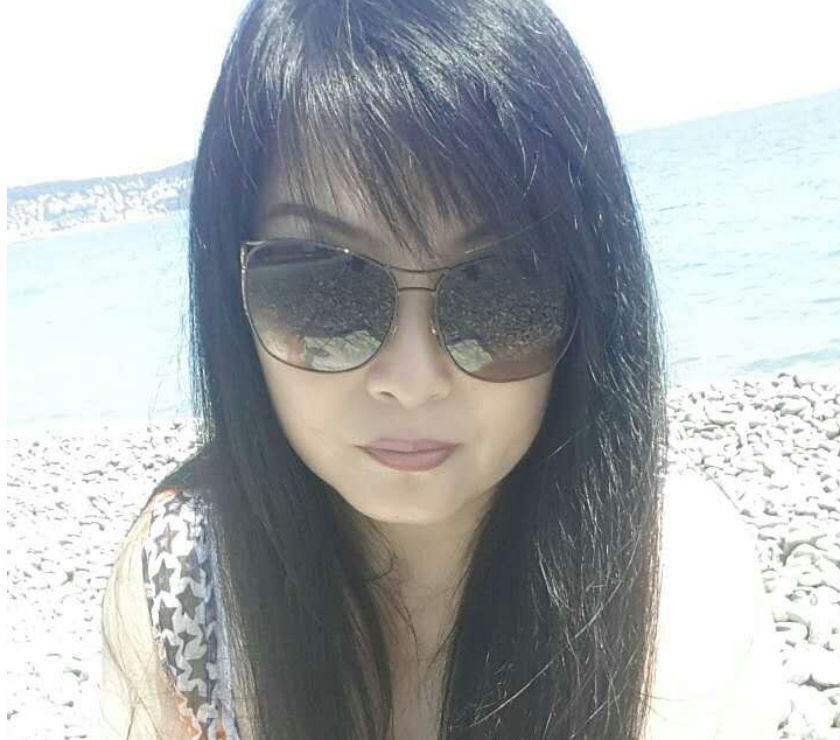 Belle fille asiatique pétillante et souriante